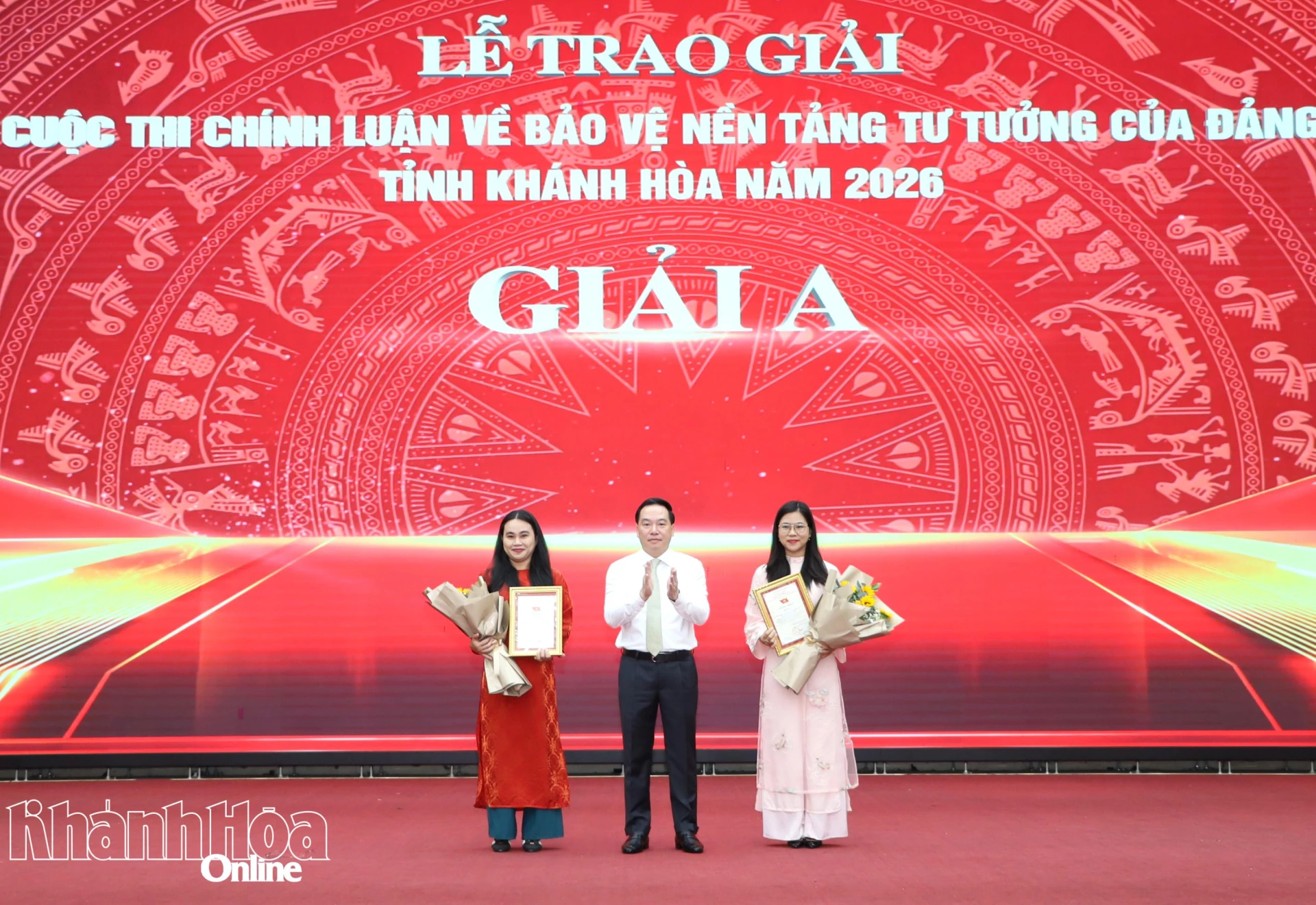 Đồng chí Hồ Xuân Trường trao 2 giải A cho các tác giả, nhóm tác giả xuất sắc.