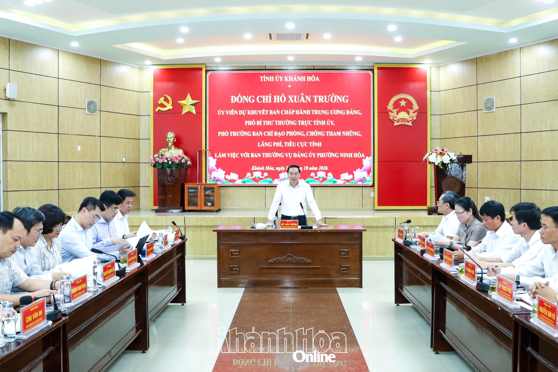 Đồng chí Hồ Xuân Trường chủ trì làm việc với Ban Thường vụ Đảng ủy phường Ninh Hòa.