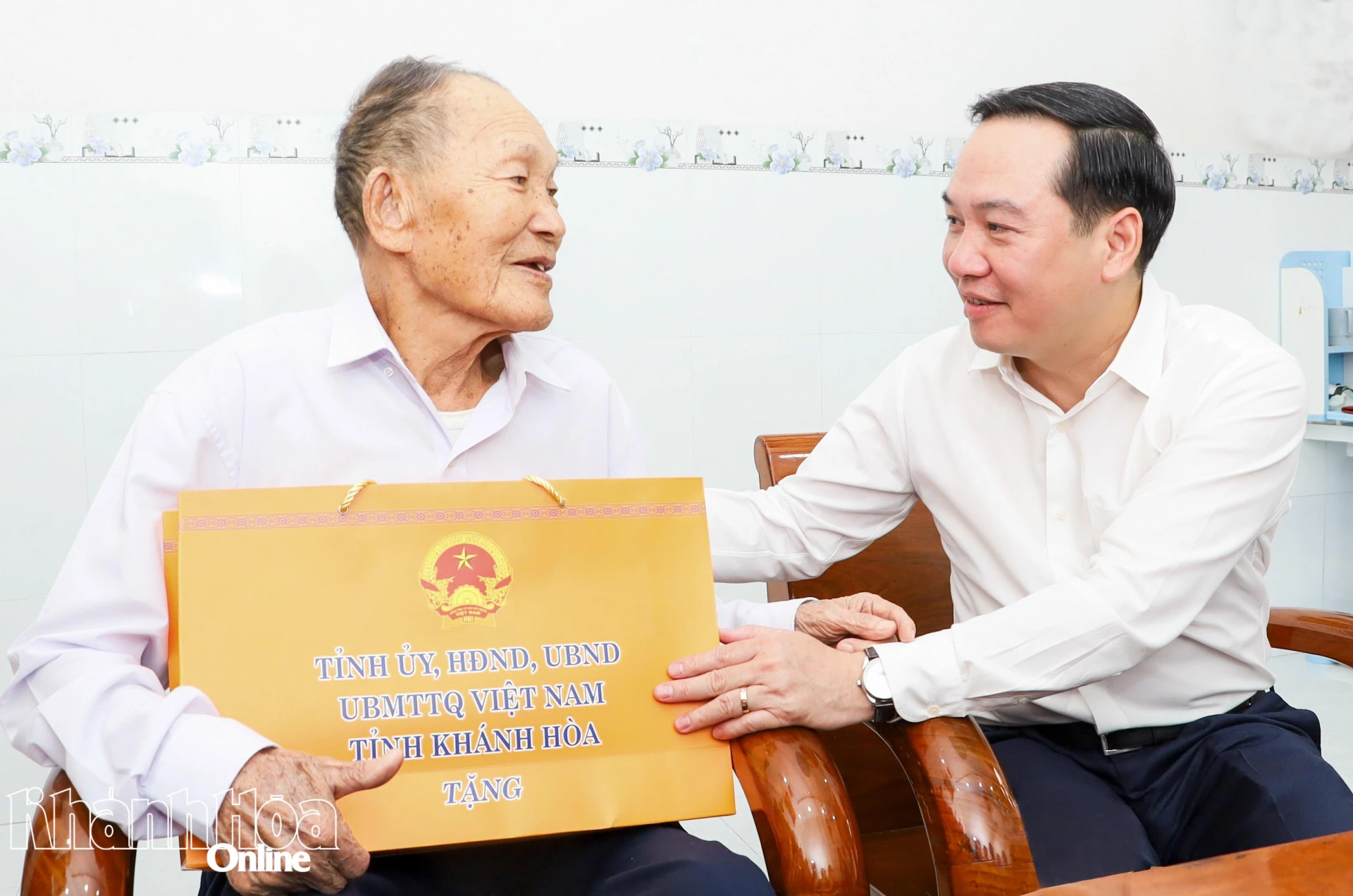 Đồng chí Hồ Xuân Trường - Ủy viên dự khuyết Trung ương Đảng, Phó Bí thư Thường trực Tỉnh ủy thăm hỏi, tặng quà tri ân ông Phan Nhạn.