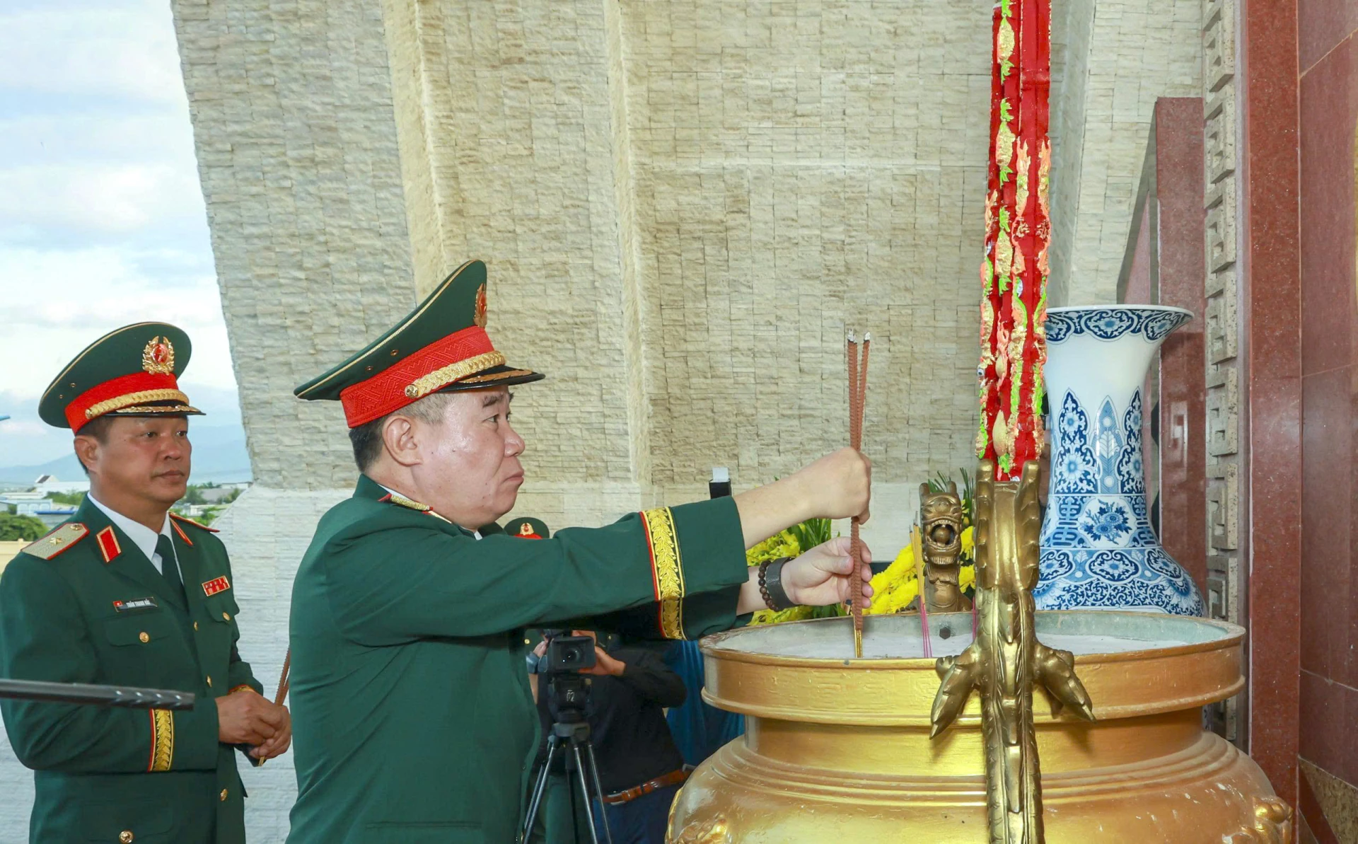 Thiếu tướng Đoàn Quang Hòa thành kính dâng hương tưởng nhớ anh linh các anh hùng liệt sĩ.