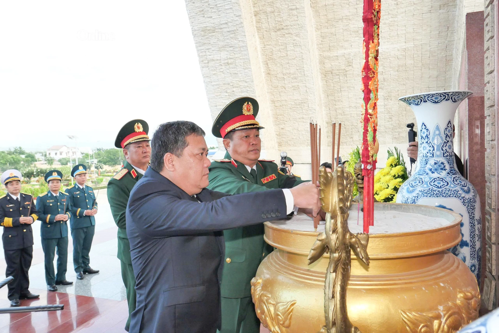 Đồng chí Trần Phong thành kính dâng hương tưởng nhớ anh linh các anh hùng liệt sĩ.