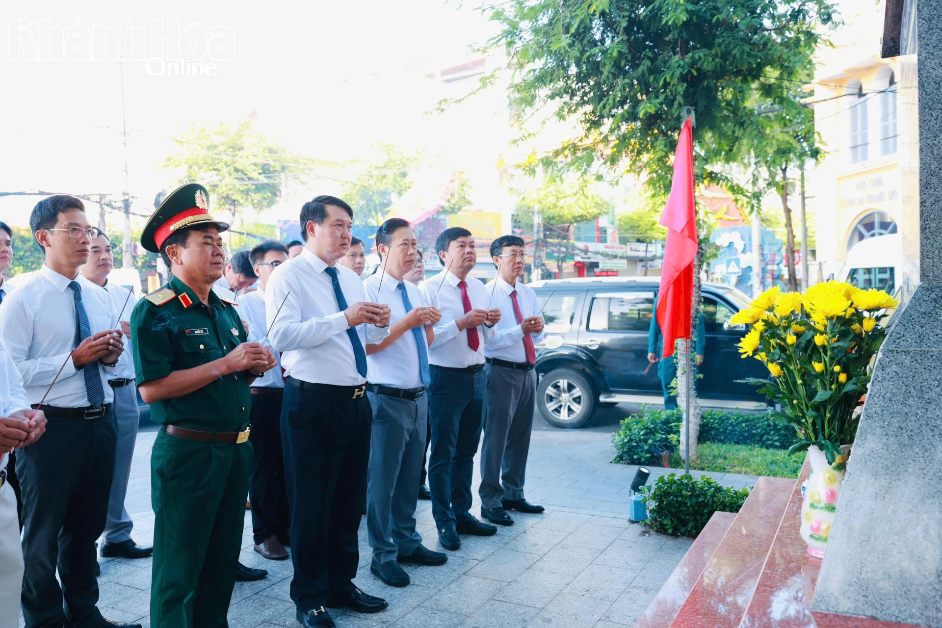 Đoàn đại biểu tỉnh dâng hương tại bia Ghi danh cac anh hùng, liệt sĩ Mặt trận Nha Trang - Khánh Hòa kháng chiến 