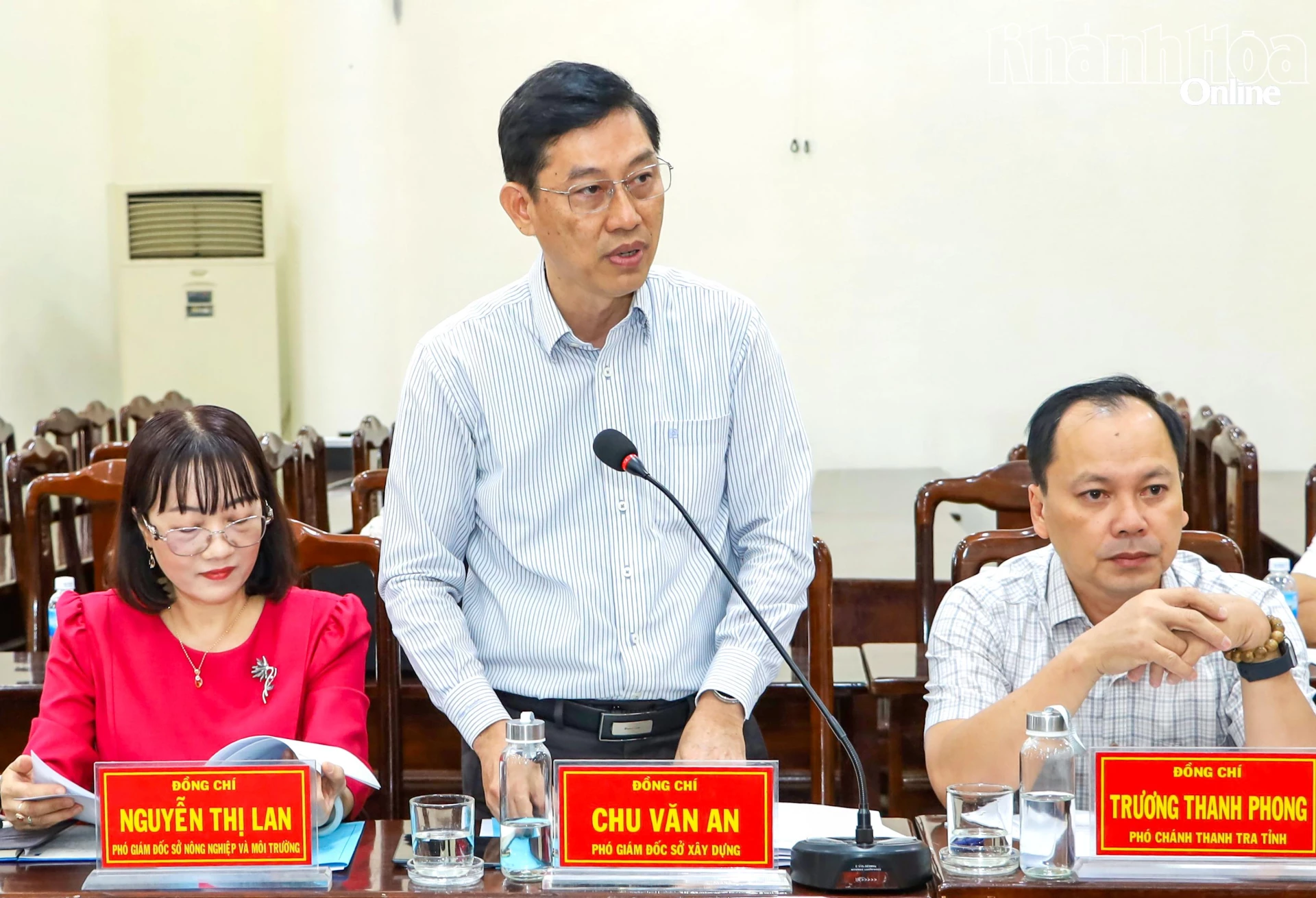 Lãnh đạo Sở Xây dựng trao đổi một số nội dung tại buổi làm việc.