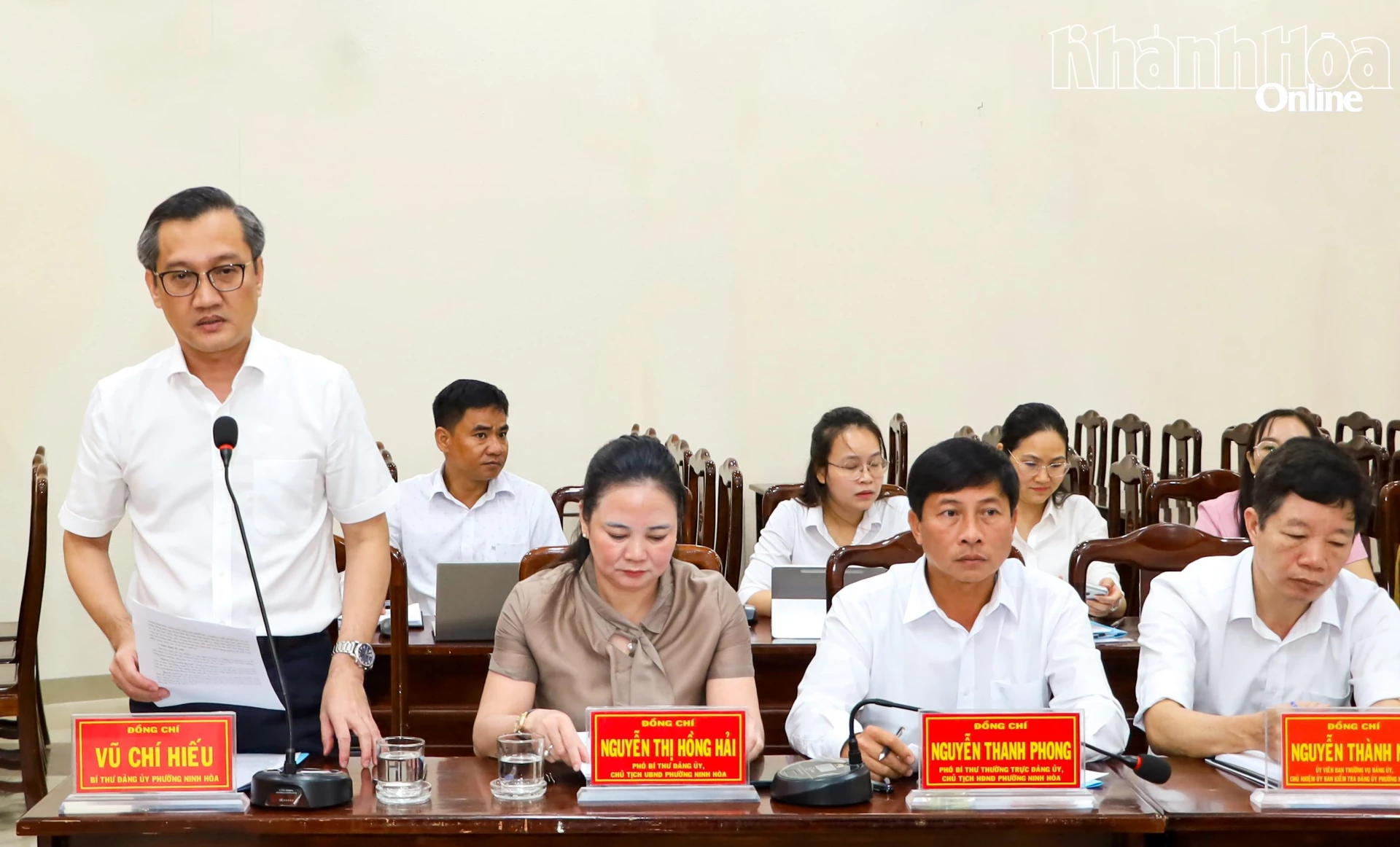 Ông Vũ Chí Hiếu - Bí thư Đảng ủy phường Ninh Hòa báo cáo các nội dung tại buổi làm việc.