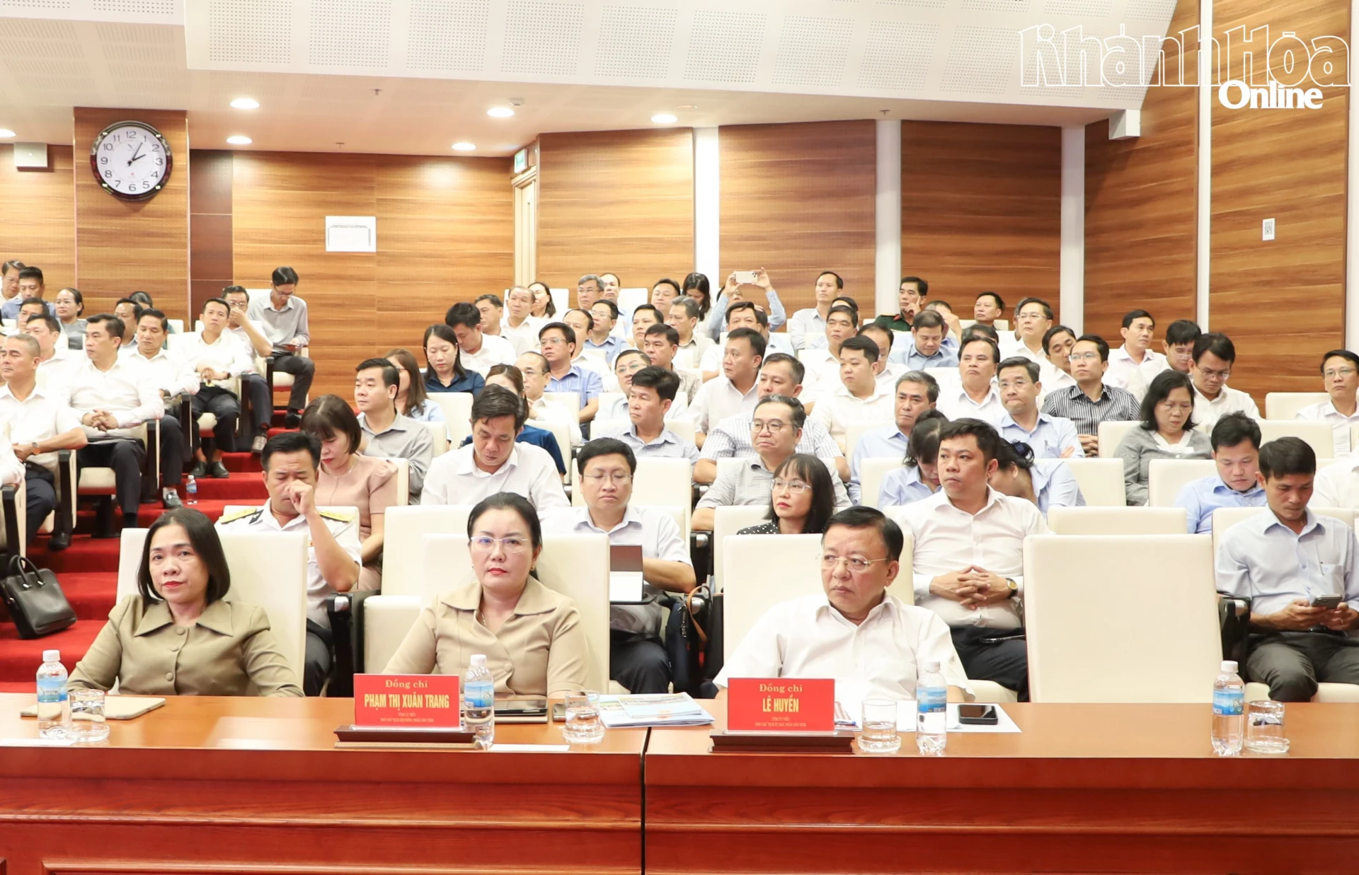 Các đồng chí: Trần Thu Mai - Ủy viên Ban Thường vụ Tỉnh ủy, Phó Chủ tịch Thường trực Ủy ban MTTQ Việt Nam tỉnh; Phạm Thị Xuân Trang - Phó Chủ tịch HĐND tỉnh; Lê Huyền - Phó Chủ tịch UBND tỉnh tham dự hội nghị.