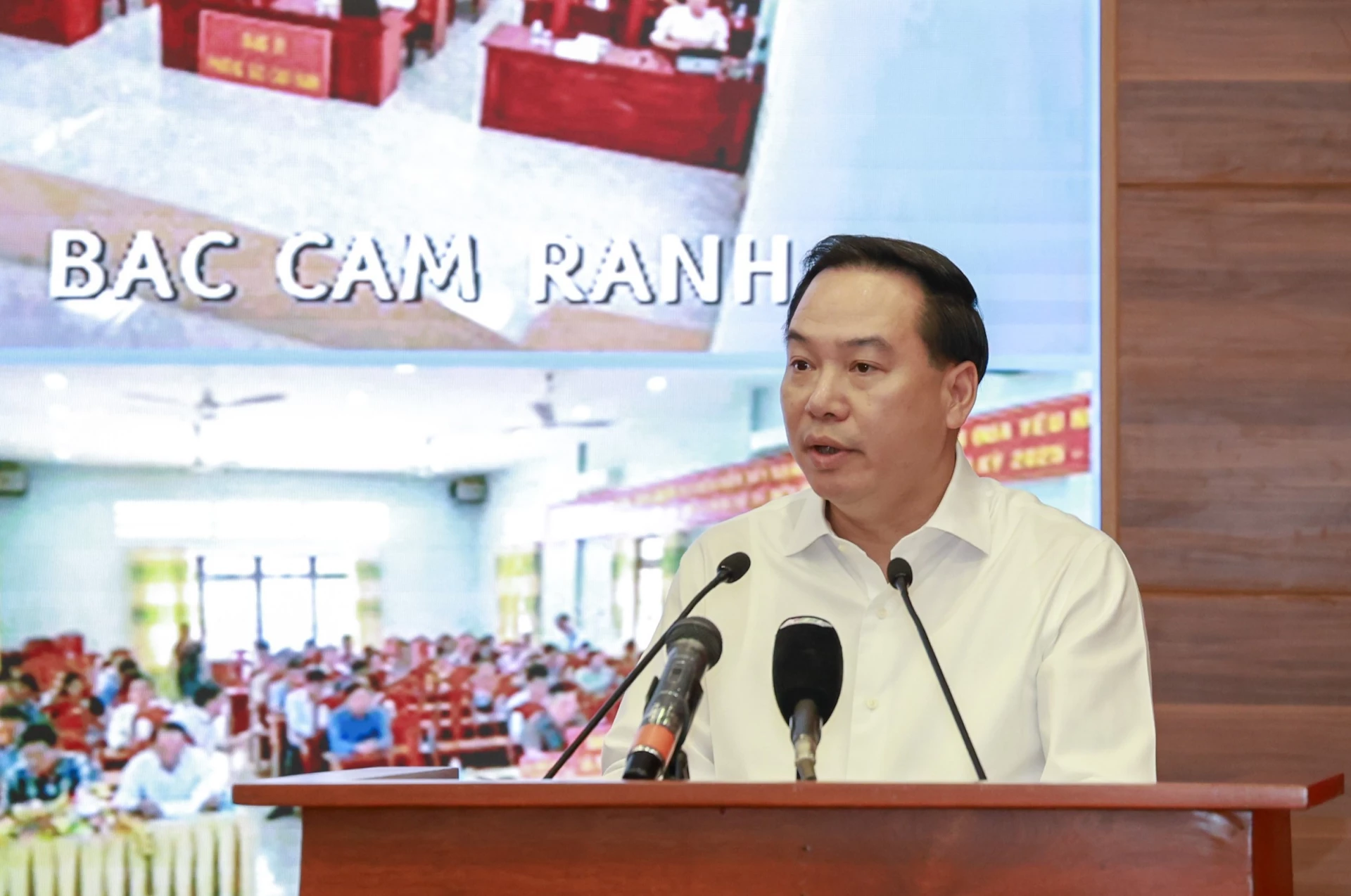 Đồng chí Hồ Xuân Trường quán triệt các nội dung tại hội nghị.