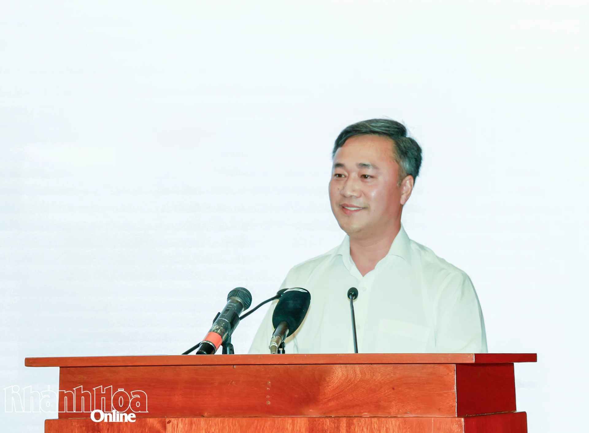 Đồng chí Nguyễn Việt Hùng quán triệt các nội dung tại hội nghị.
