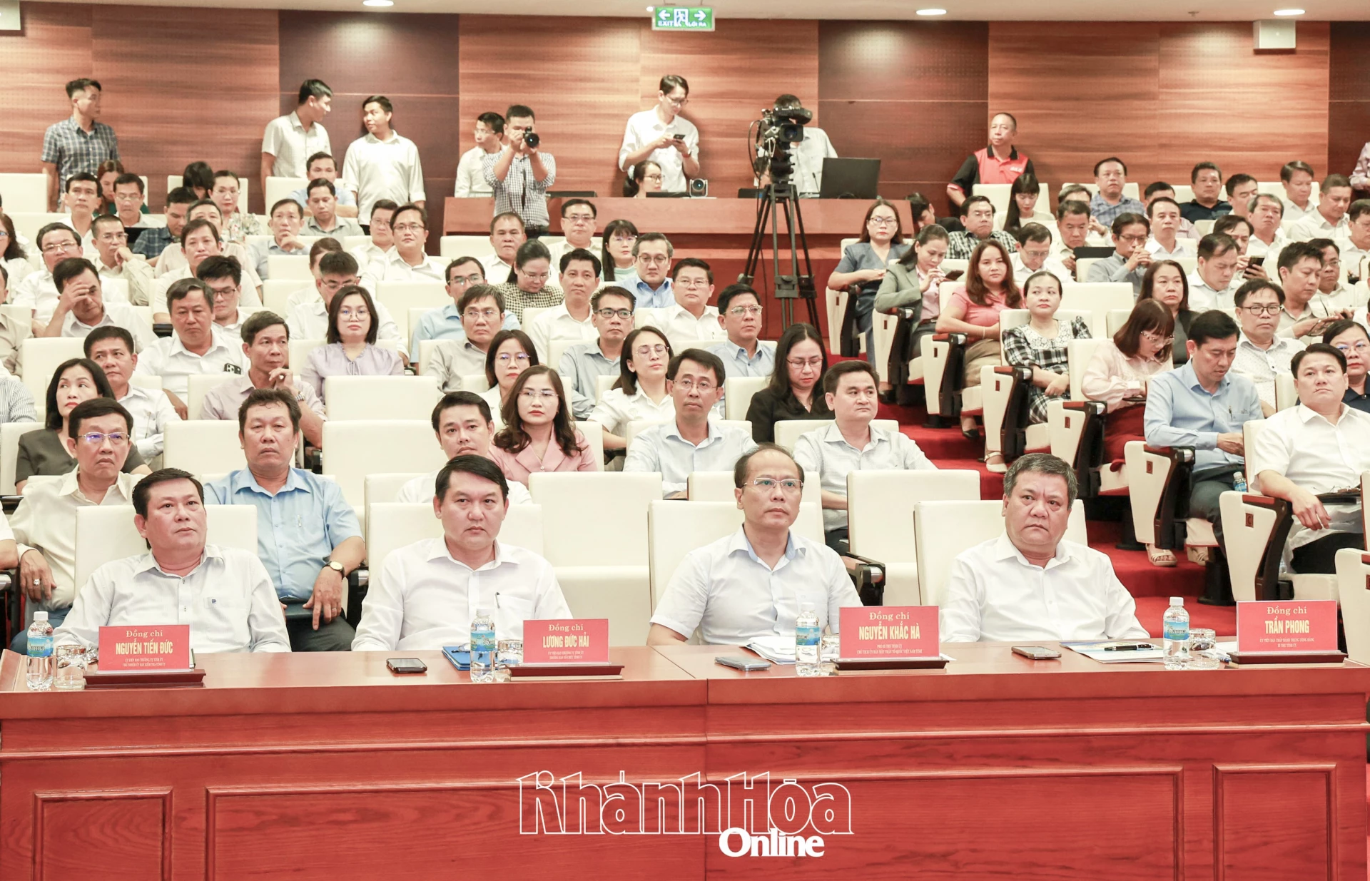 Các đồng chí: Trần Phong, Nguyễn Khắc Hà và các đồng chí: Lương Đức Hải - Ủy viên Ban Thường vụ Tỉnh ủy, Trưởng Ban Tổ chức Tỉnh ủy; Nguyễn Tiến Đức - Ủy viên Ban Thường vụ Tỉnh ủy, Chủ nhiệm Ủy ban Kiểm tra Tỉnh ủy tham dự hội nghị.