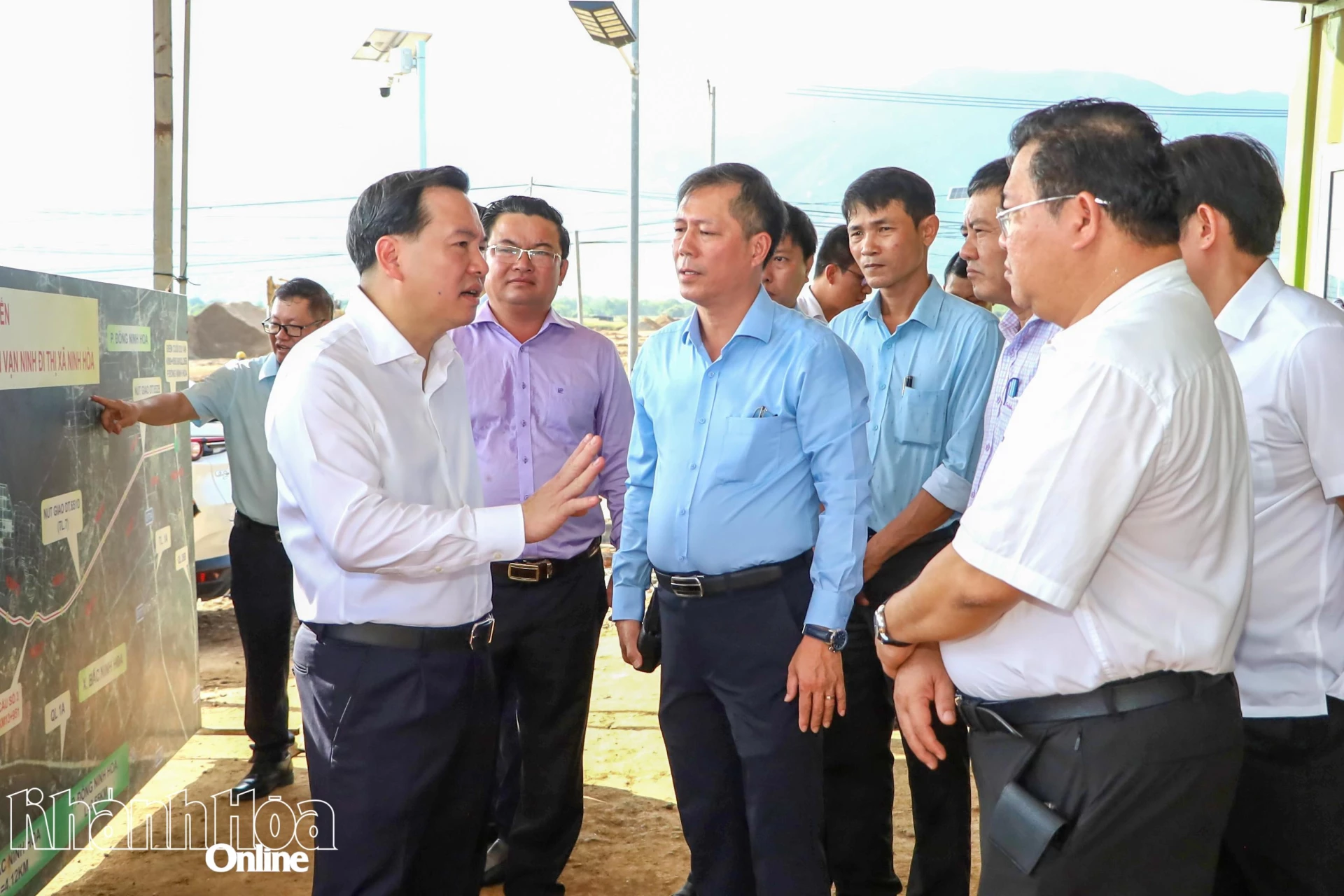 Đồng chí Hồ Xuân Trường kiểm tra tình hình triển khai Dự án Khu công nghiệp Ninh Diêm 1.