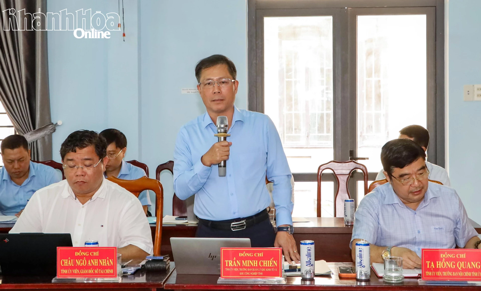 Ông Trần Minh Chiến - Trưởng Ban Quản lý Khu kinh tế và Khu công nghiệp tỉnh trao đổi một số nội dung tại buổi làm việc.  