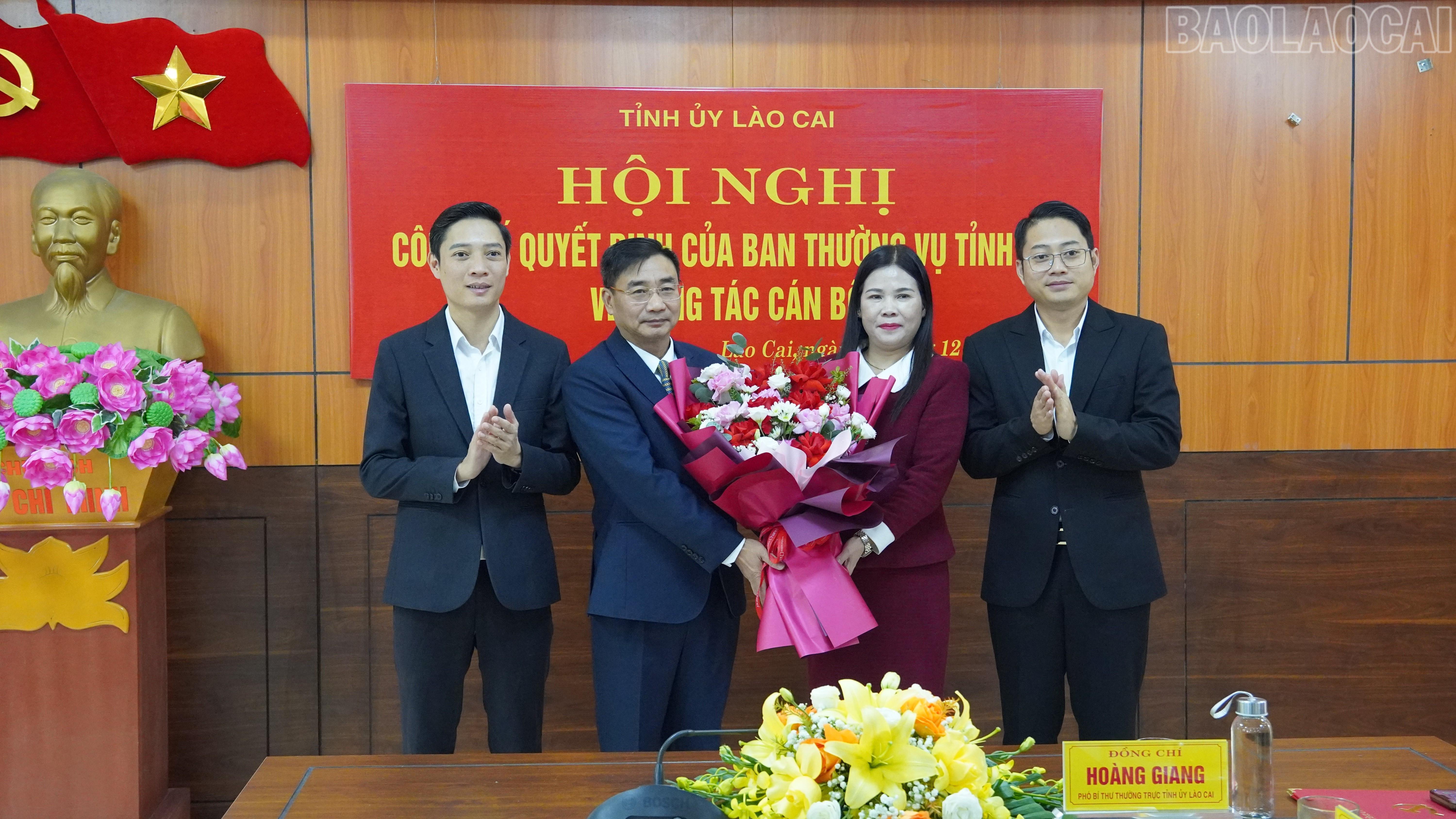 Lãnh đạo Ủy Ban Mặt trận Tổ quốc Việt Nam tỉnh Lào Cai tặng hoa chúc mừng đồng chí Nguyễn Chương Phát - Chủ tịch Hội Nông dân tỉnh Lào Cai. baolaocai-tr_fpt02460.jpg