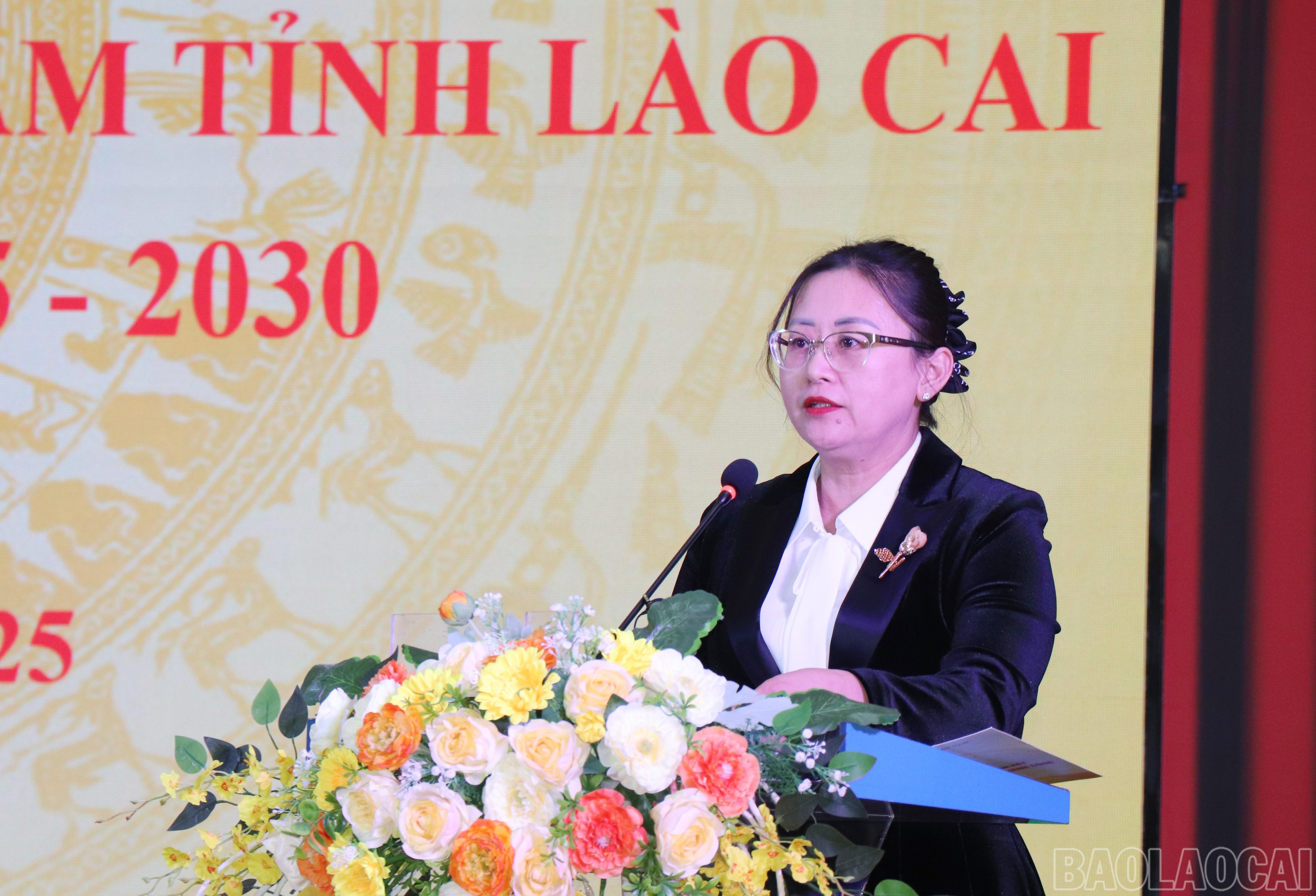 Đồng chí Giàng Thị Dung phát biểu tại hội nghị. baolaocai-br_img-1828.jpg