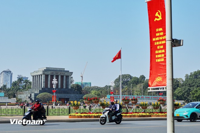 Khu vực xung quanh Lăng Chủ tịch Hồ Ch&iacute; Minh kho&aacute;c tấm &aacute;o rực rỡ cờ hoa.
