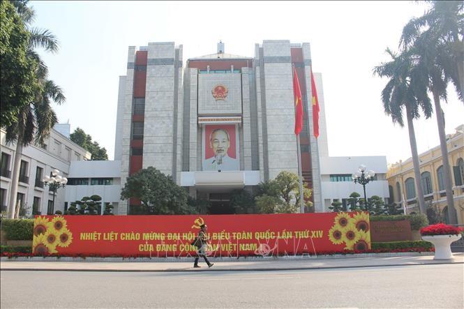 Khu vực trụ sở c&aacute;c cơ quan th&agrave;nh phố H&agrave; Nội treo pano, khẩu hiệu, cờ Tổ Quốc ch&agrave;o mừng Đại hội XIV của Đảng.