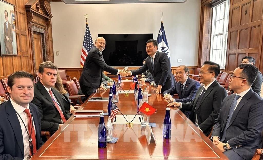 Trong khu&ocirc;n khổ chuyến c&ocirc;ng t&aacute;c tại Hoa Kỳ, ng&agrave;y 22/5/2025, tại trụ sở Bộ Thương mại Hoa Kỳ, Bộ trưởng Bộ C&ocirc;ng Thương, Trưởng đo&agrave;n đ&agrave;m ph&aacute;n Ch&iacute;nh phủ Nguyễn Hồng Di&ecirc;n l&agrave;m việc với Bộ trưởng Thương mại Hoa Kỳ Howard Lutnick nhằm th&uacute;c đẩy hợp t&aacute;c kinh tế - thương mại song phương v&agrave; trao đổi về tiến tr&igrave;nh đ&agrave;m ph&aacute;n Hiệp định Thương mại đối ứng giữa hai nước.
