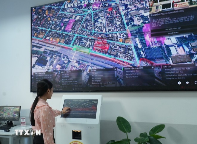Người d&acirc;n c&oacute; thể tra cứu th&ocirc;ng tin quy hoạch, đất đai tr&ecirc;n bản đồ số 3D tại Trung t&acirc;m Phục vụ H&agrave;nh ch&iacute;nh c&ocirc;ng phường Thủ Đức.