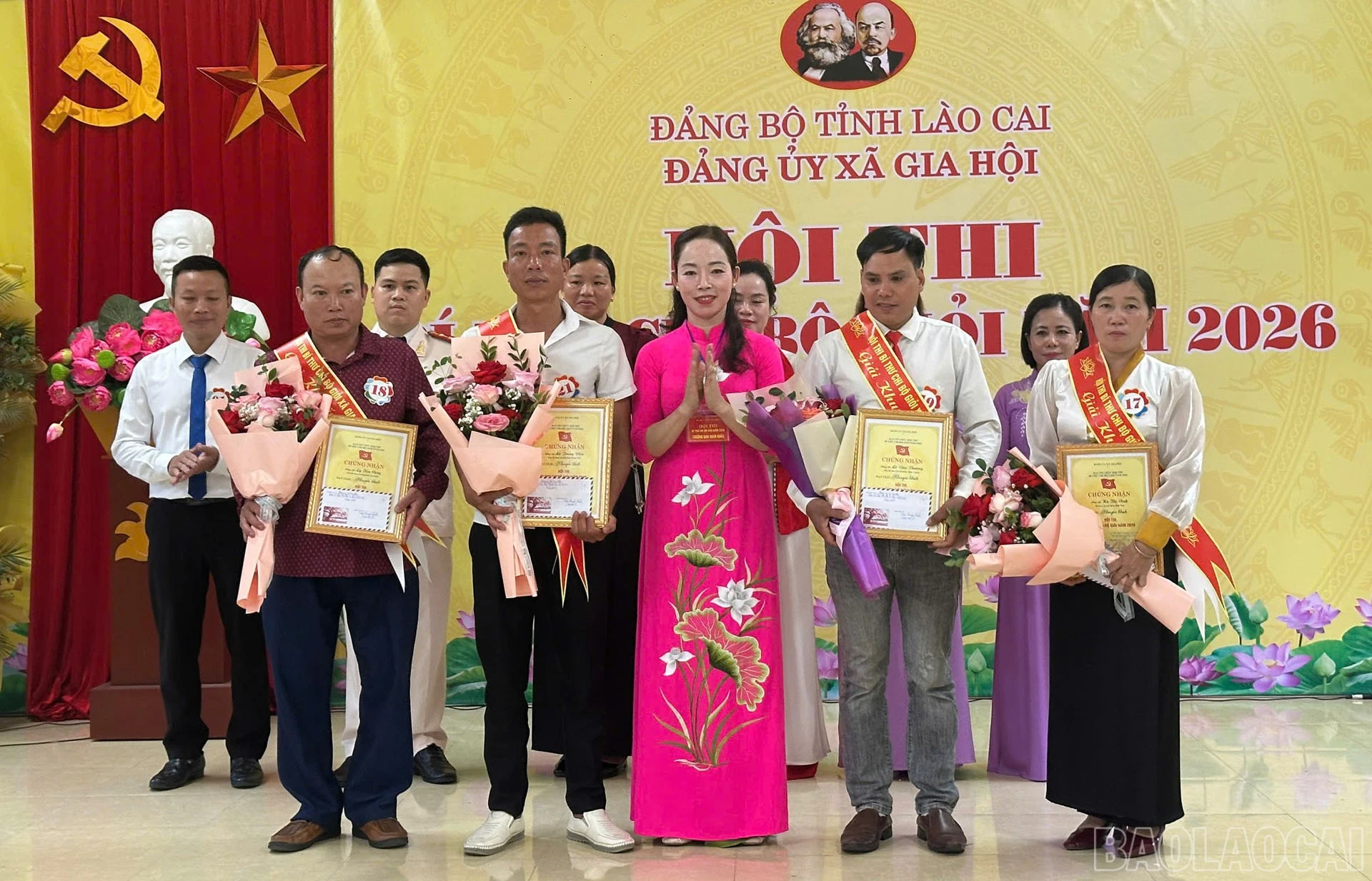 Ban tổ chức trao giải cho các thí sinh xuất sắc nhất Hội thi.