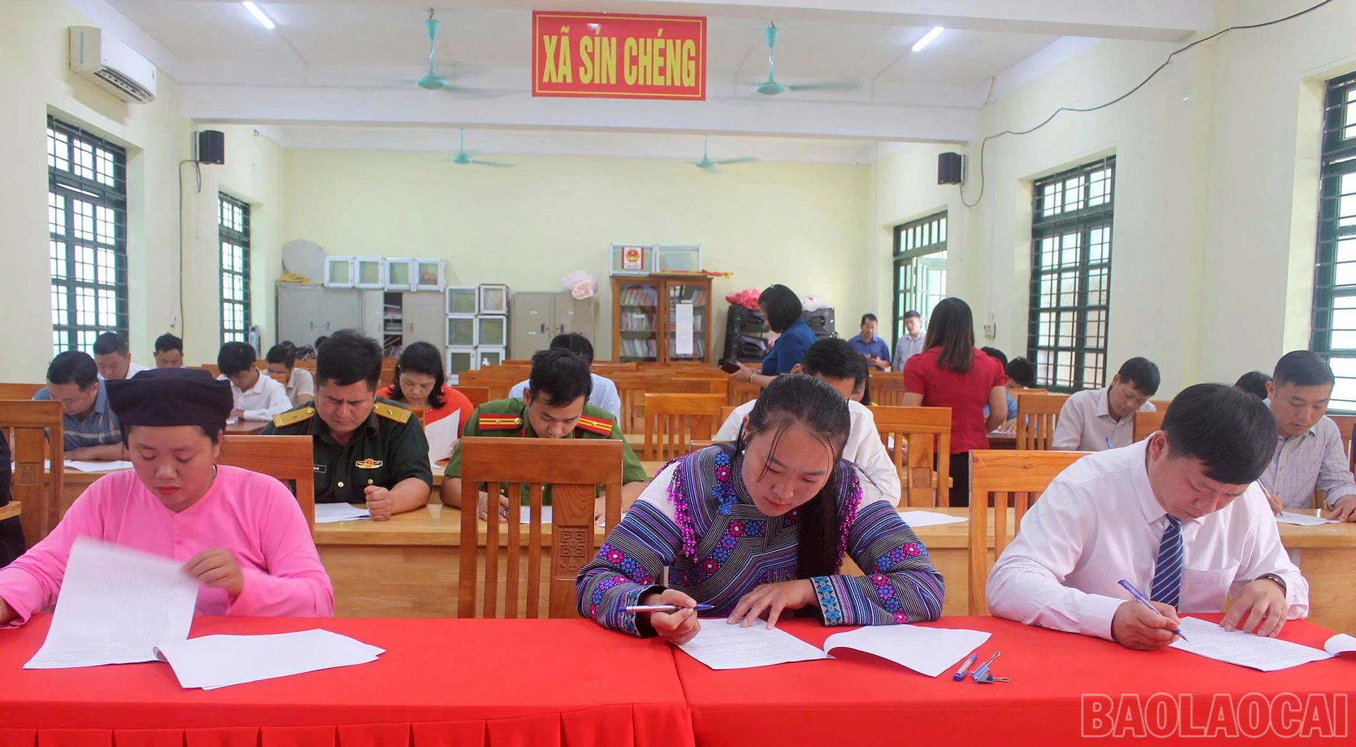 Các thí sinh tham gia phần thi lý thuyết tại hội thi.