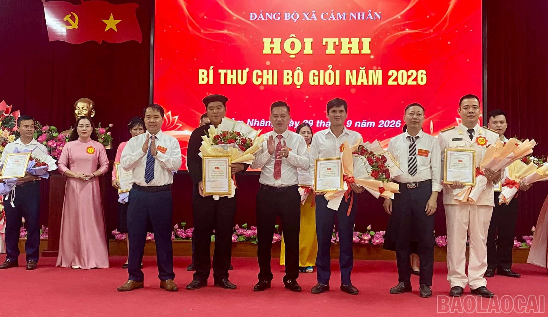 Ban tổ chức trao giải cho các thí sinh xuất sắc nhất hội thi.