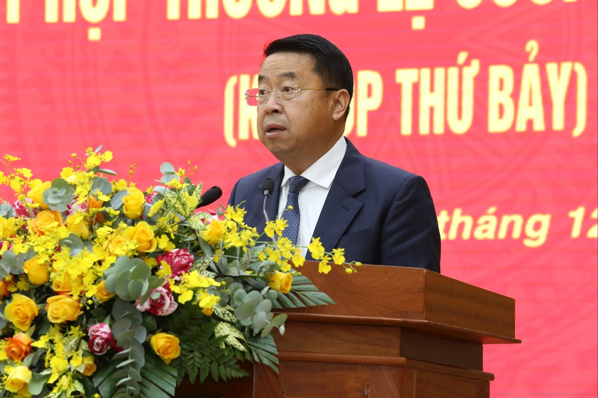 Đồng chí Tôn Thiện San, Tỉnh ủy viên, Giám đốc Sở Tài chính báo cáo giải trình về các vấn đề liên quan đến tài chính và đầu tư công