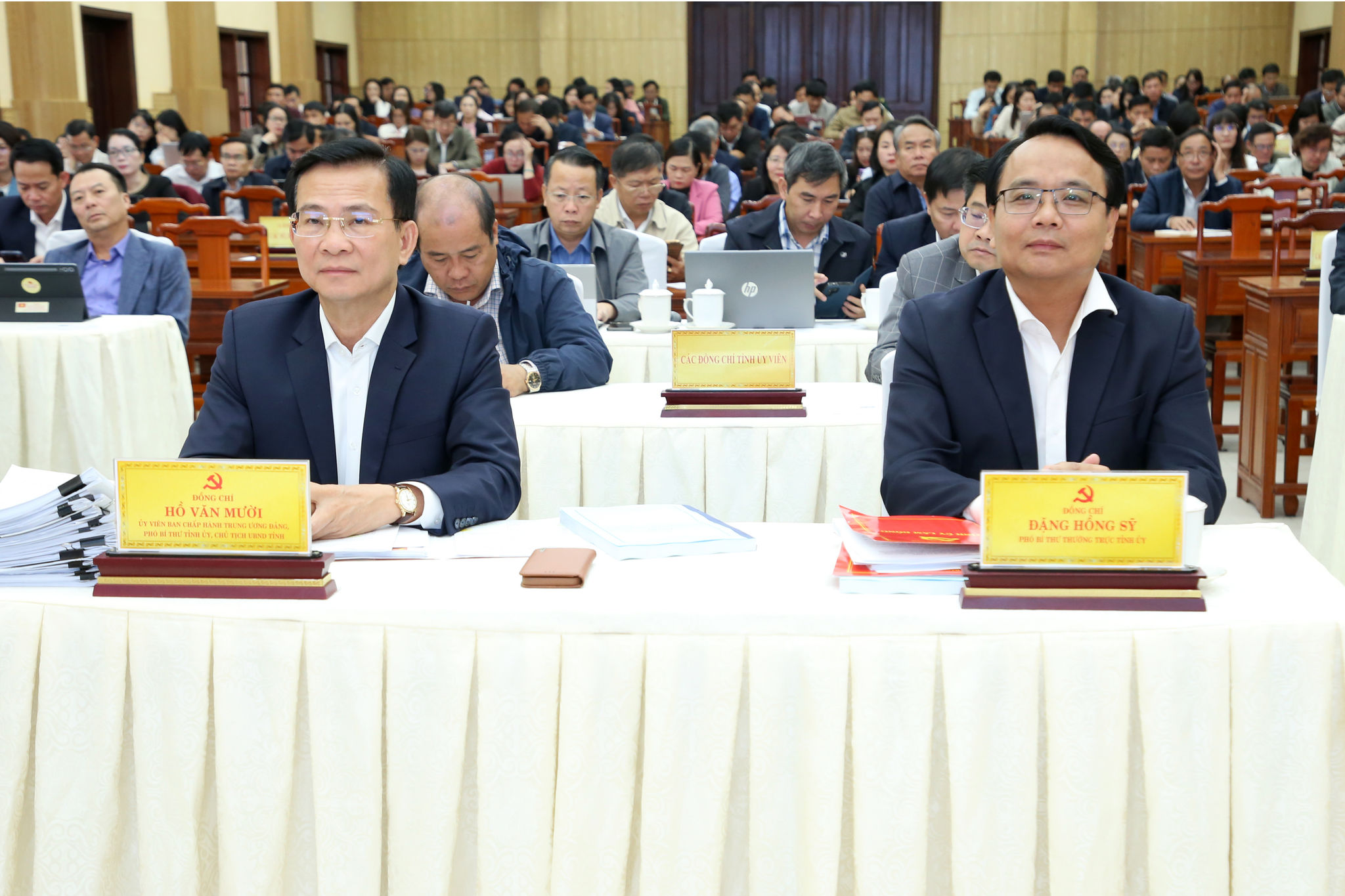 Các đồng chí Hồ Văn Mười, Ủy viên Ban Chấp hành Trung ương Đảng, Phó Bí thư Tỉnh ủy, Chủ tịch UBND tỉnh; Đặng Hồng Sỹ, Phó Bí thư Thường trực Tỉnh ủy dự hội nghị