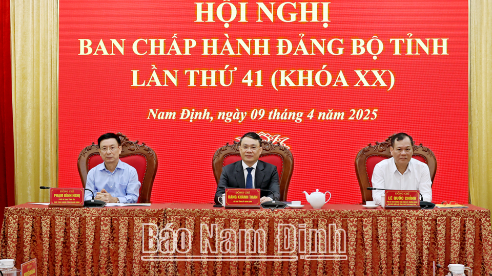 Các đồng chí Thường trực Tỉnh uỷ chủ trì hội nghị.