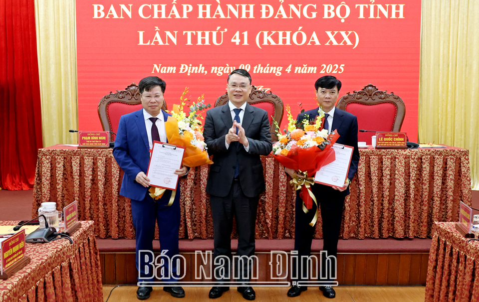 Đồng chí Bí thư Tỉnh uỷ Đặng Khánh Toàn trao Quyết định của Ban Bí thư cho các đồng chí được chỉ định tham gia BCH Đảng bộ tỉnh nhiệm kỳ 2020-2025.