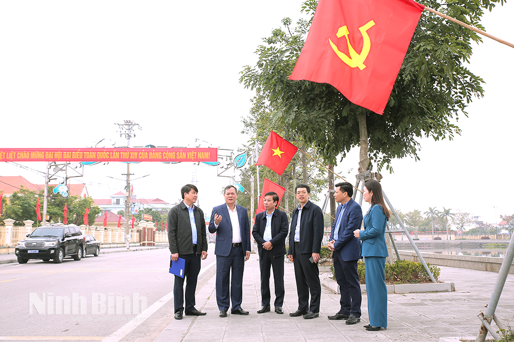 Đồng ch&iacute; L&ecirc; Quốc Chỉnh, Ph&oacute; B&iacute; thư Tỉnh ủy, Chủ tịch HĐND tỉnh kiểm tra c&ocirc;ng t&aacute;c tuy&ecirc;n truyền Đại hội đại biểu to&agrave;n quốc lần thứ XIV của Đảng tại x&atilde; Giao Thủy.