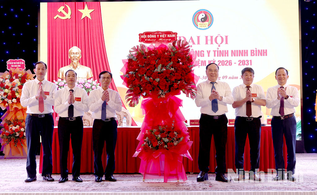 TTND. PGS. TS Đậu Xuân Cảnh, Chủ tịch Hội Đông y Việt Nam tặng hoa chúc mừng Đại hội.