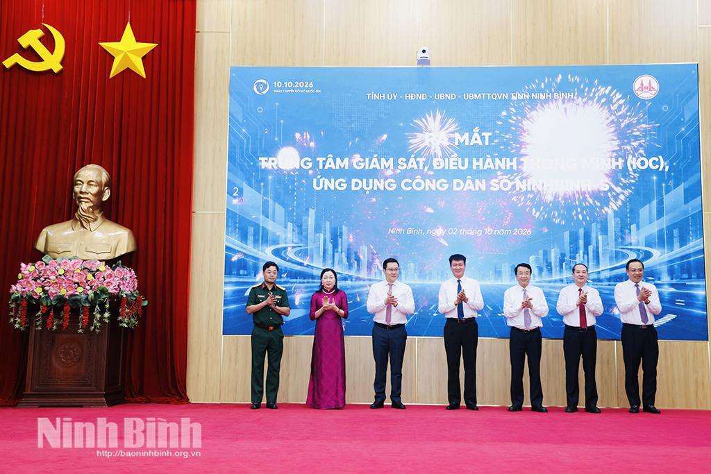 Các đồng chí lãnh đạo tỉnh và đại diện Tập đoàn Công nghiệp Viễn thông Quân đội Viettel thực hiện nghi thức ra mắt Trung tâm giám sát, điều hành thông minh (IOC) và Ứng dụng Công dân số NinhBinh-S.