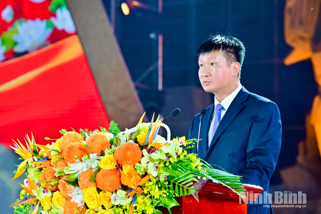 Đồng chí Trần Huy Tuấn, Ủy viên Trung ương Đảng, Bí thư Tỉnh ủy trình bày diễn văn tại Lễ kỷ niệm.