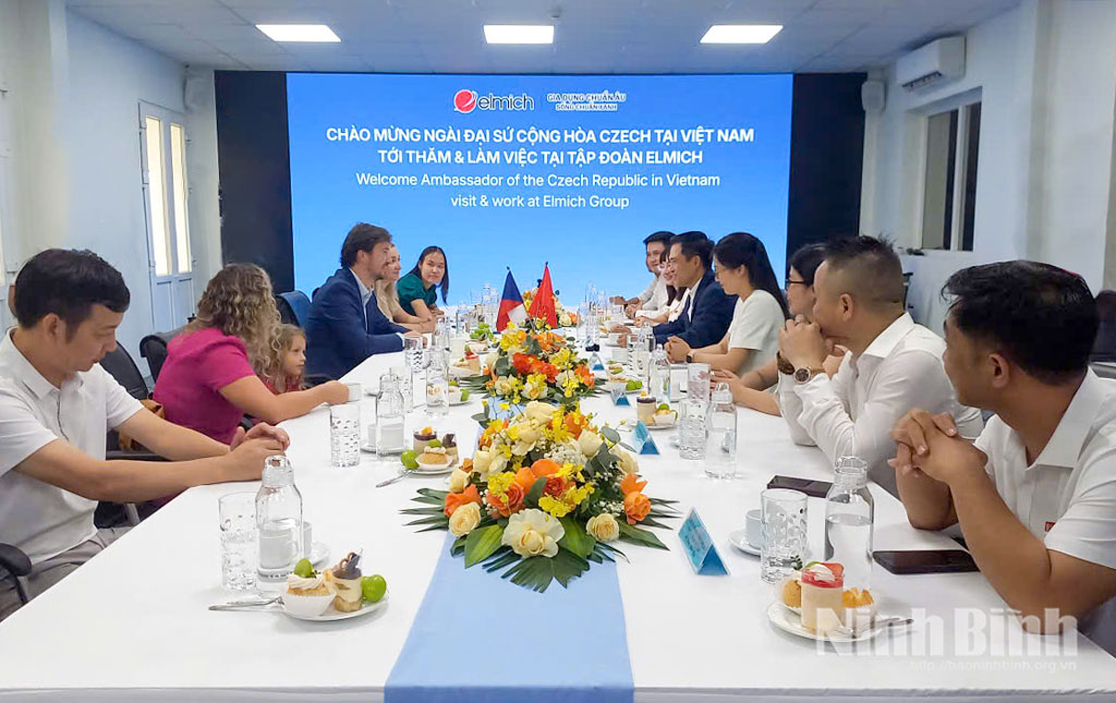 Đoàn Đại sứ quán Cộng hòa Séc làm việc tại Nhà máy Elmich.