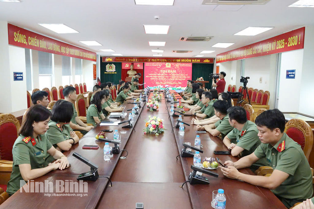 Cơ quan UBKT Đảng ủy Công an tỉnh Ninh Bình và cơ quan UBKT Đảng ủy Công an tỉnh Hưng Yên tổ chức tọa đàm về công tác kiểm tra, giám sát. Ảnh: CTV