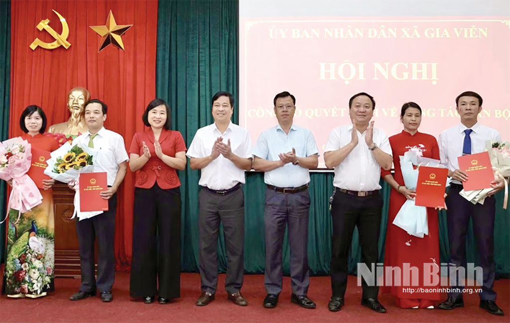 Lãnh đạo xã Gia Viễn trao quyết định bổ nhiệm cán bộ.