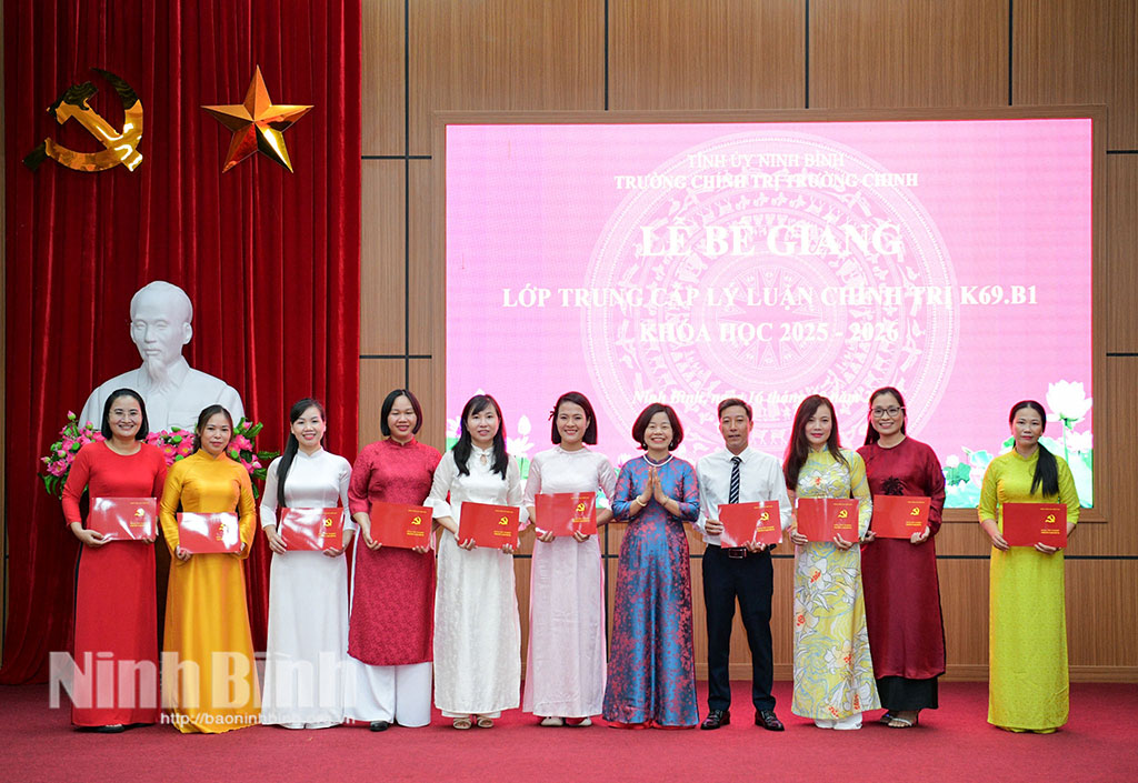 Lãnh đạo Trường Chính trị Trường Chinh trao Bằng tốt nghiệp cho các học viên.