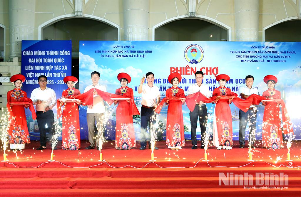 Các đại biểu cắt băng khai mạc Phiên chợ trưng bày, giới thiệu sản phẩm OCOP và đặc sản vùng miền tại xã Hải Hậu.