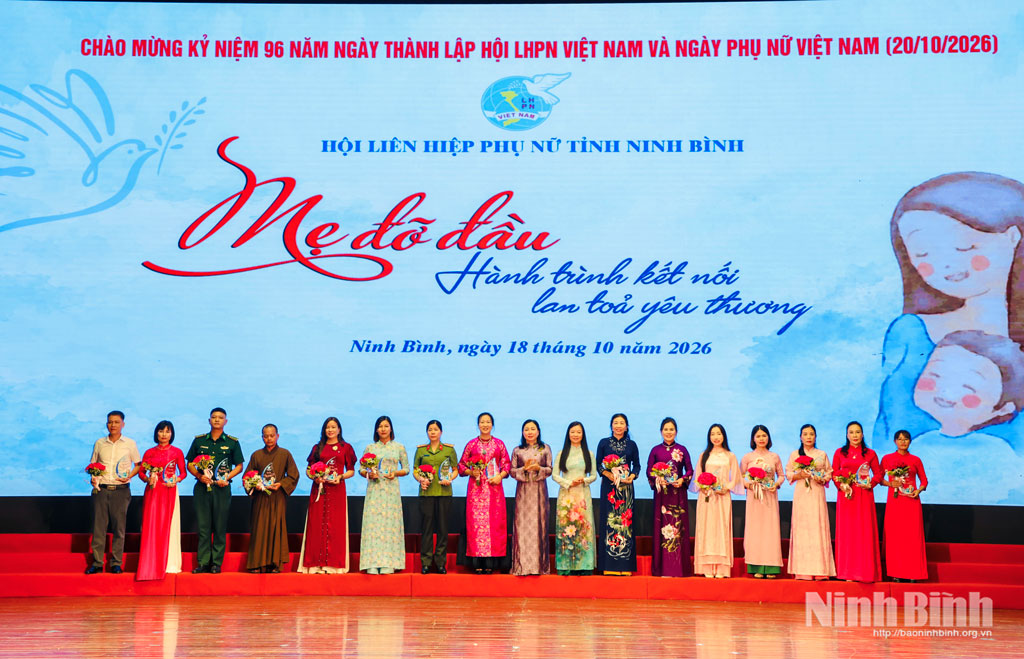 Đồng chí Nguyễn Thị Thu Hiền, Phó Chủ tịch TW Hội LHPN Việt Nam và đồng chí Đinh Thị Lụa, Phó Bí thư Tỉnh ủy, Chủ tịch Ủy ban MTTQ Việt Nam tỉnh tri ân, tôn vinh 