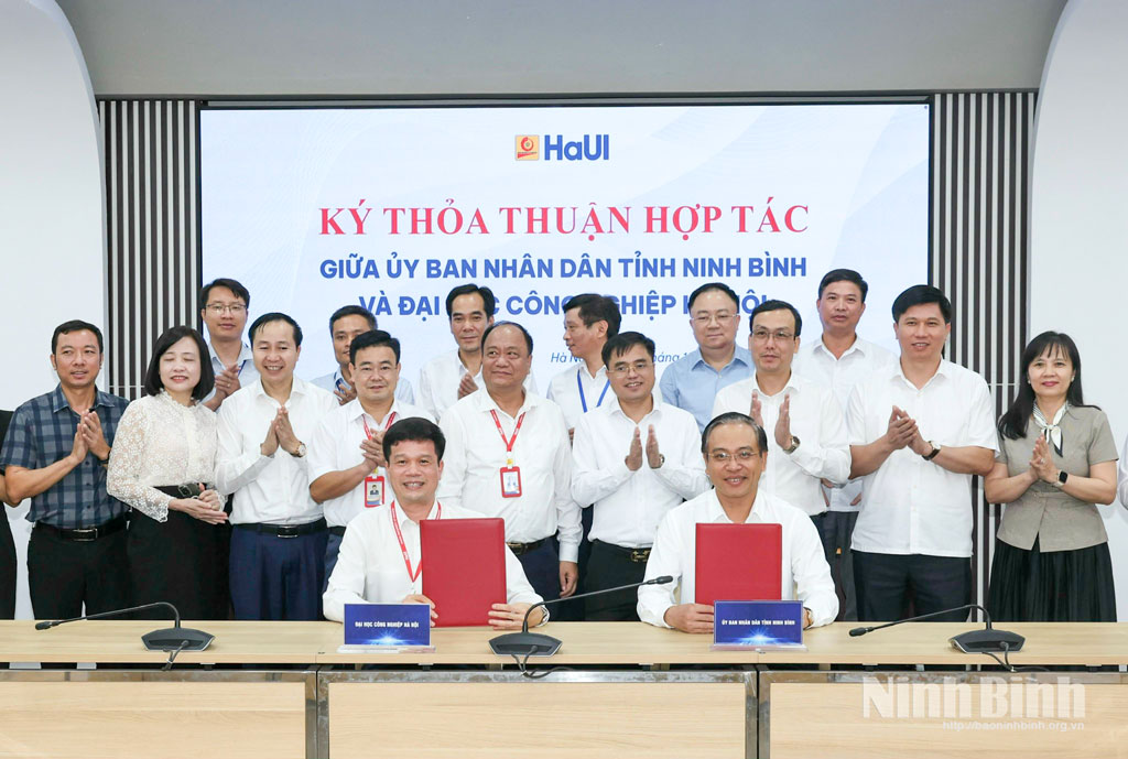 Các đại biểu chứng kiến Lễ ký thoả thuận hợp tác giữa UBND tỉnh Ninh Bình và Đại học Công nghiệp Hà Nội.