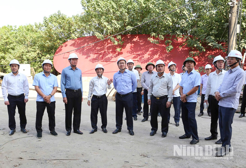 Đồng chí Trần Huy Tuấn, Ủy viên Trung ương Đảng, Bí thư Tỉnh ủy cùng Đoàn công tác của tỉnh khảo sát thực tế tình hình ngành công nghiệp đóng tàu tại xã Xuân Trường.