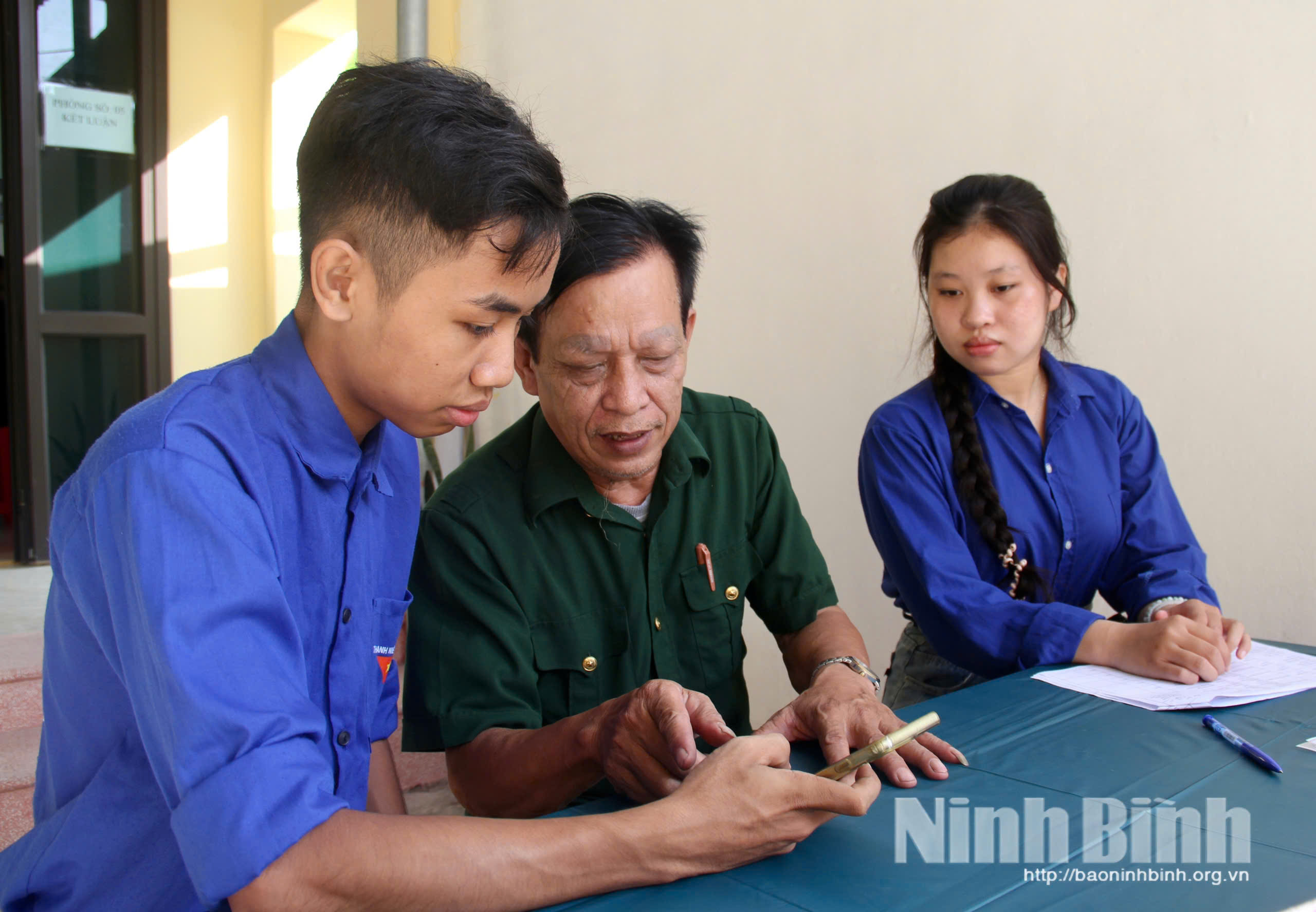 Thành viên Tổ công nghệ số cộng đồng xã Yên Đồng hỗ trợ người cao tuổi trong công tác chuyển đổi số.