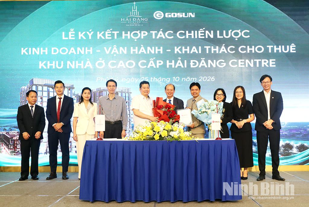 Các đại biểu chứng kiến lễ ký kết hợp tác chiến lược kinh doanh, vận hành, khai thác, cho thuê khu nhà ở cao cấp Hải Đăng Centre (phường Phủ Lý).