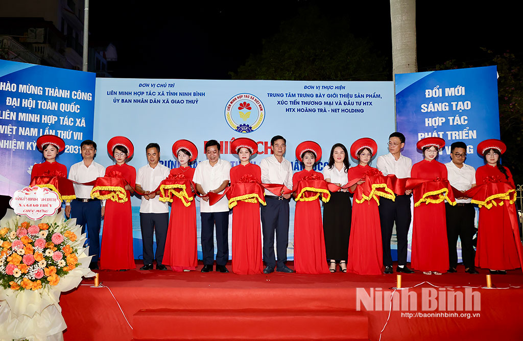 Các đồng chí lãnh đạo Liên minh HTX tỉnh và xã Giao Thủy cắt băng khai mạc phiên chợ.