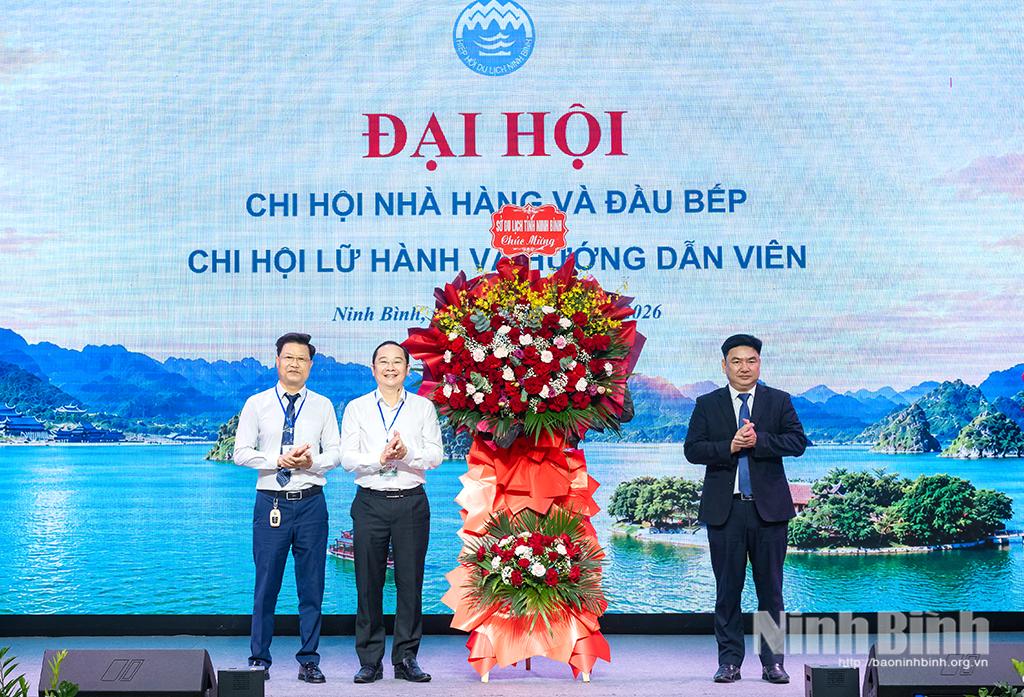 Lãnh đạo Sở Du lịch tặng hoa chúc mừng Đại hội.