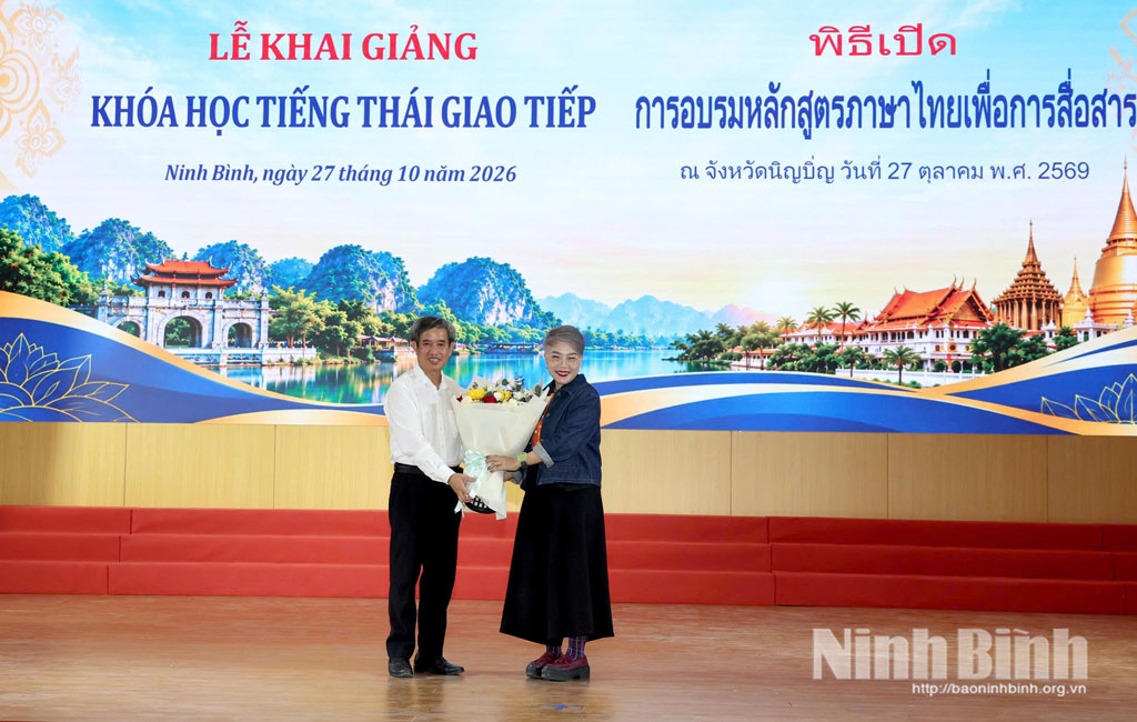 Lãnh đạo nhà trường tặng hoa chúc mừng giảng viên.