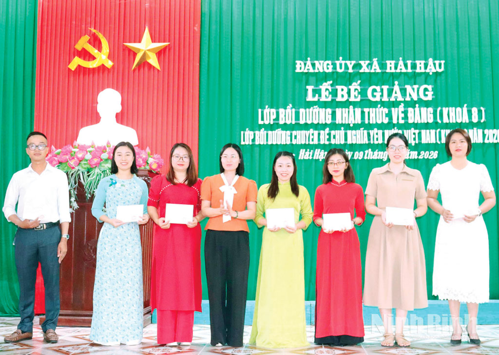 Đảng ủy xã Hải Hậu trao chứng nhận hoàn thành lớp bồi dưỡng nhận thức về Đảng khoá VIII, năm 2026 cho các quần chúng ưu tú.