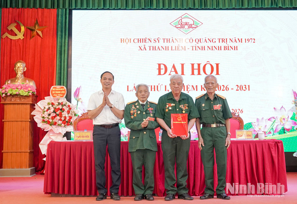 Lãnh đạo xã Thanh Liêm trao quyết định thành lập Hội Chiến sỹ Thành cổ Quảng Trị năm 1972 xã Thanh Liêm.