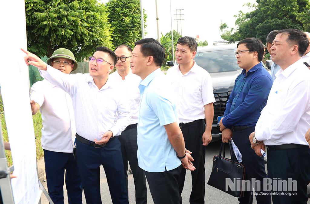Đồng chí Nguyễn Cao Sơn, Tỉnh ủy viên, Phó Chủ tịch UBND tỉnh xem bản đồ dự án đầu tư xây dựng và kinh doanh kết cấu hạ tầng KCN Đồng Văn I mở rộng (phường Đồng Văn).