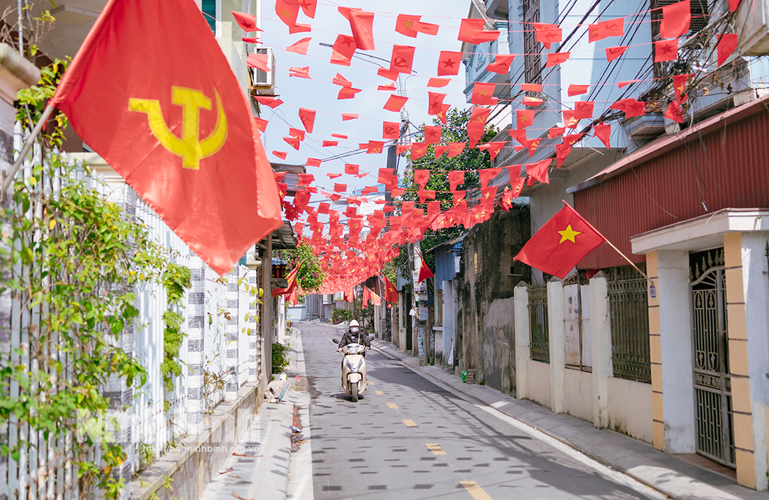 Sắc đỏ cờ Tổ quốc, cờ Đảng trên tuyến phố văn minh đô thị tại phường Thiên Trường. Ảnh: Phan Nam