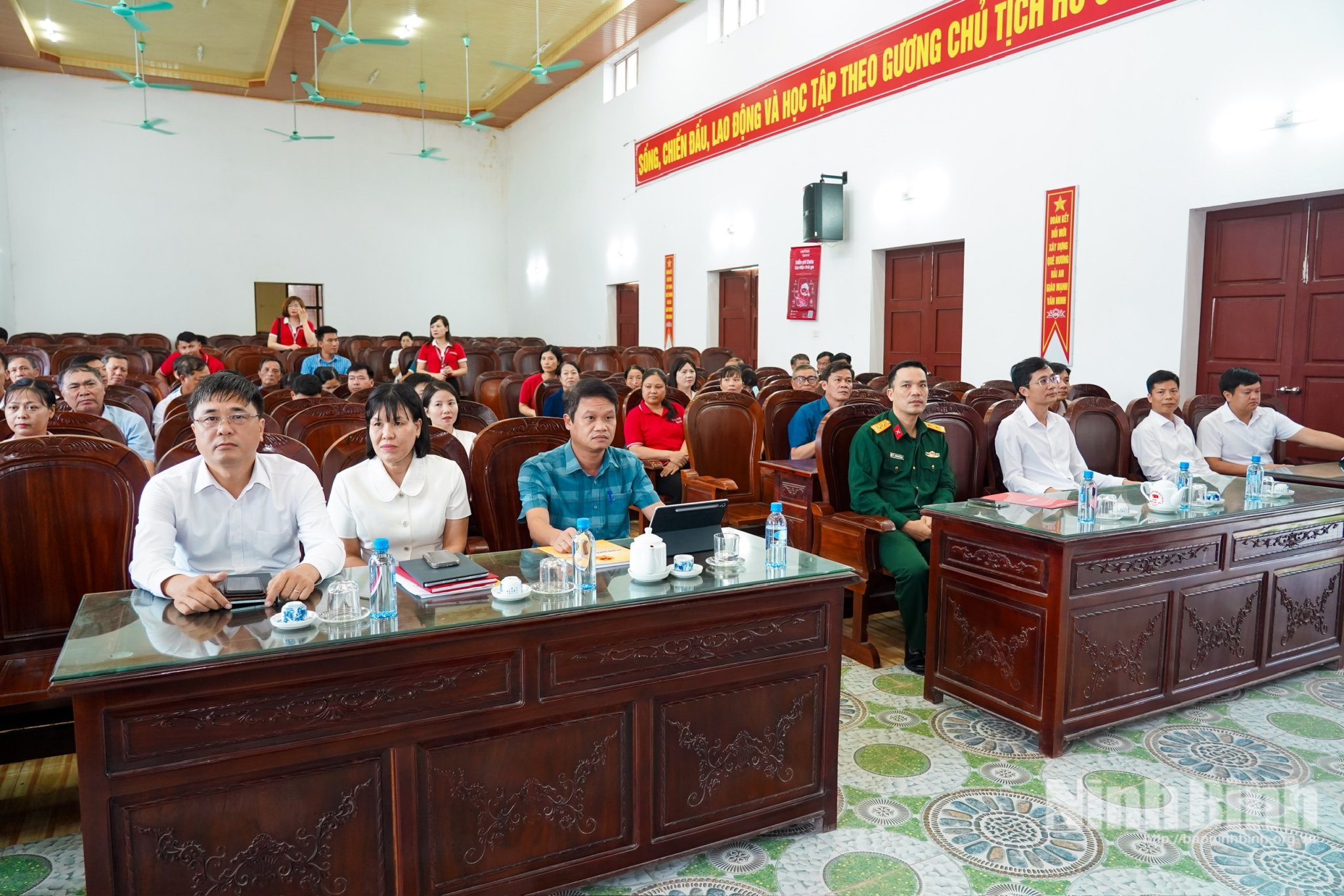 Các đại biểu dự hội nghị.