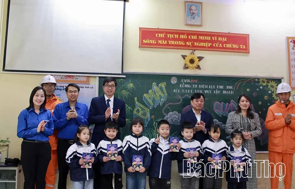 Tặng 100 đ&egrave;n b&agrave;n cho học sinh Trường Tiểu học Li&ecirc;n H&ograve;a